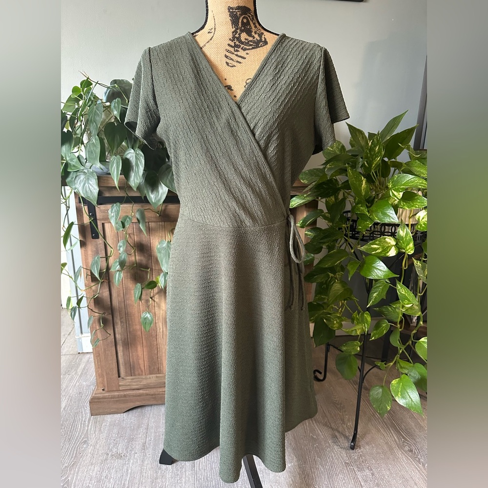Muse Petite textured sage green Tania Faux Wrap Dress. NWT.